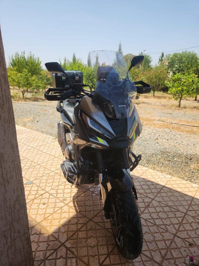 Honda X-ADV avec top case sur une terrasse, location maxi-scooter à Marrakech
