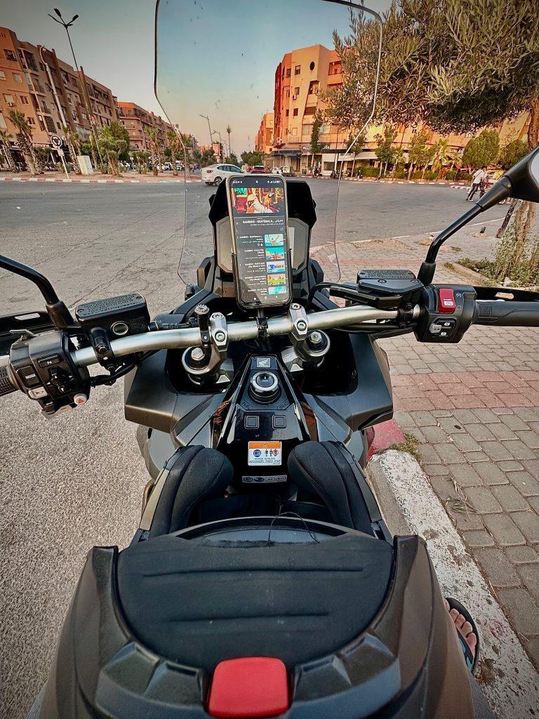 Vue pilote du Honda X-ADV avec support téléphone dans les rues de Marrakech