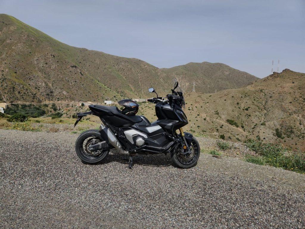 Honda X-ADV noir sur une piste de montagne au Maroc