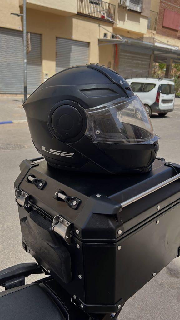 Casque LS2 sur le top case d'une moto de location Urbis & Wild
