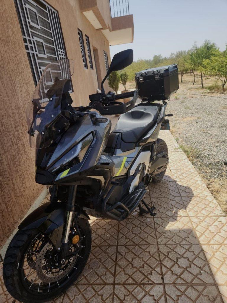 Honda X-ADV équipé d'un top case, prêt pour la location à Marrakech