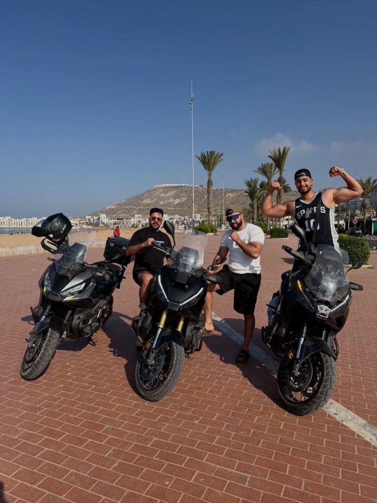 Clients Urbis & Wild avec leurs motos de location en bord de mer à Agadir
