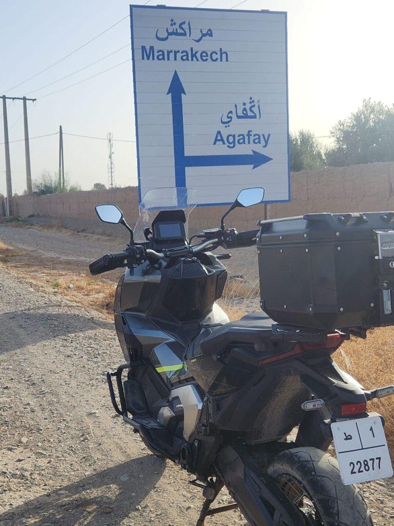 Honda X-ADV devant le panneau Marrakech Agafay, excursion à moto vers le désert d'Agafay
