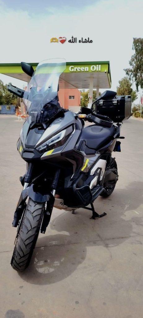 Honda X-ADV avec top case dans une station-service, location moto à Marrakech