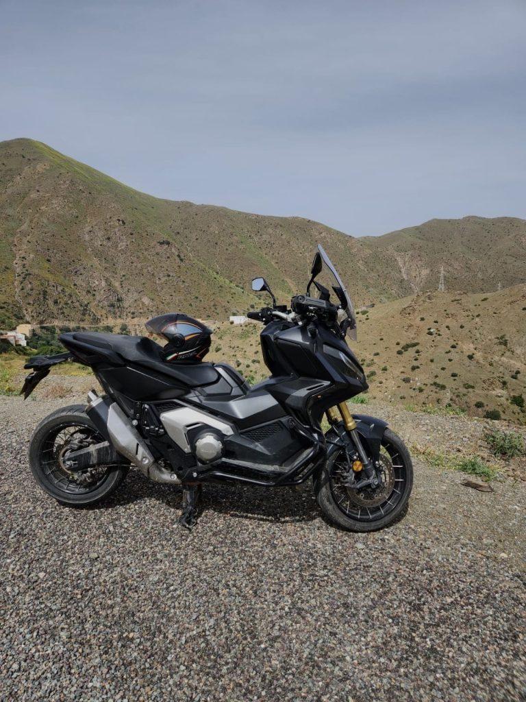 Honda X-ADV noir garé en montagne, balade moto au Maroc