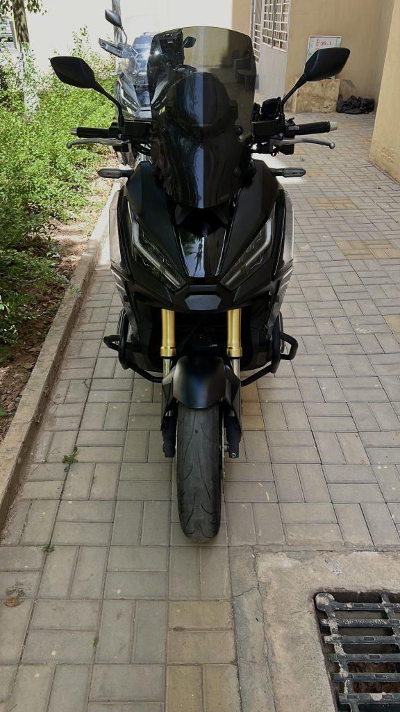 Honda X-ADV noir vu de face, prêt à partir de Marrakech
