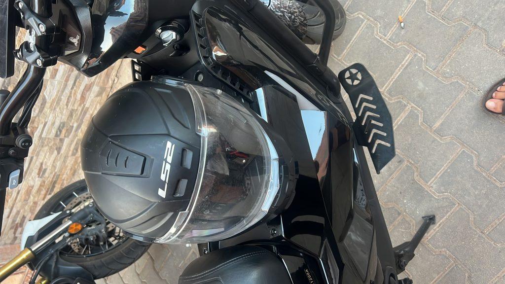 Casque LS2 posé sur un maxi-scooter Urbis & Wild