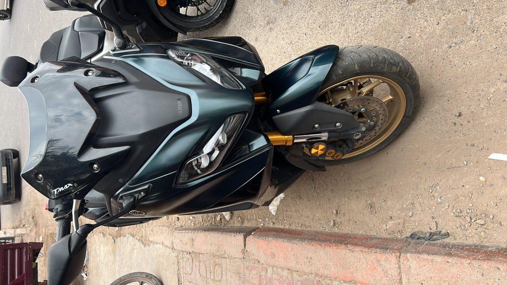 Détail de la face avant du Yamaha TMAX, location scooter à Marrakech
