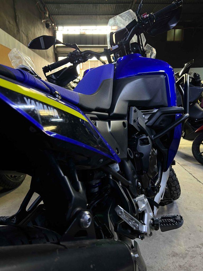 Yamaha Ténéré 700 World Raid bleu au garage, location moto trail à Marrakech