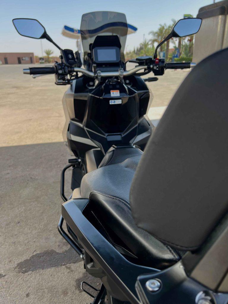 Poste de pilotage et selle du Honda X-ADV, location à Marrakech