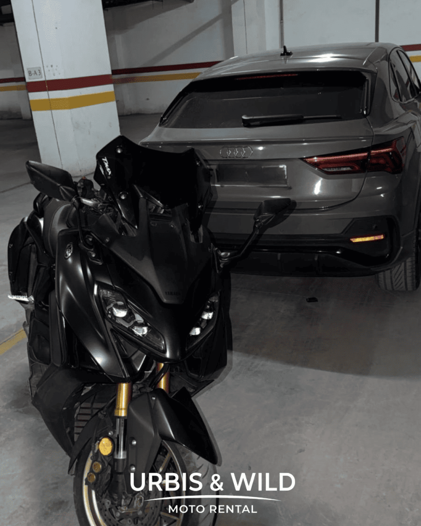 Yamaha TMAX noir au parking, location de maxi-scooter à Marrakech