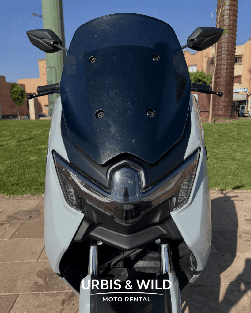Face avant du Yamaha NMAX blanc, scooter en location chez Urbis & Wild à Marrakech