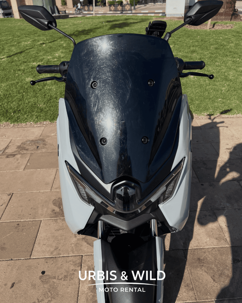 Yamaha NMAX blanc, scooter urbain à louer à Marrakech