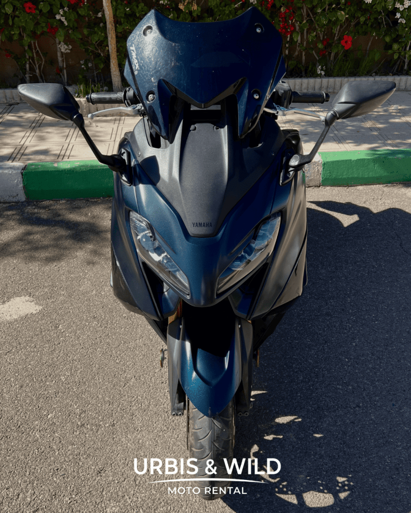 Yamaha TMAX bleu vu de face, maxi-scooter en location à Marrakech