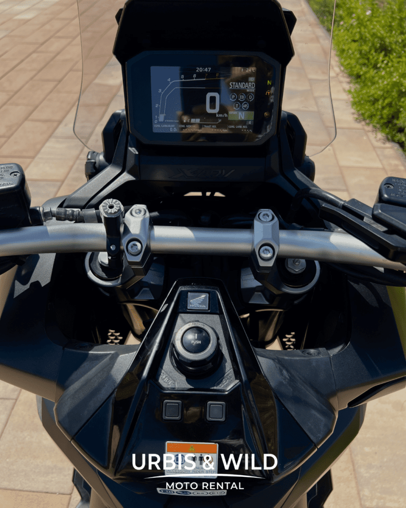 Tableau de bord TFT du Honda X-ADV, location moto Urbis & Wild