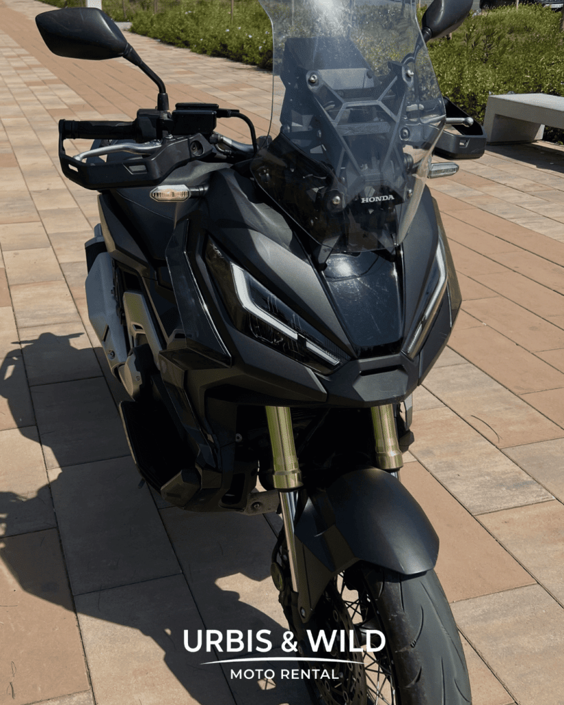 Honda X-ADV vu de face, maxi-scooter aventure en location à Marrakech