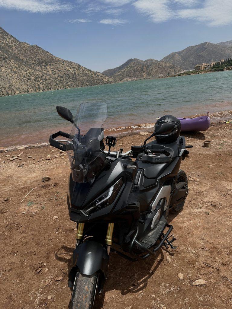 Honda X-ADV à l'ombre d'un arbre, excursion moto dans la nature au Maroc