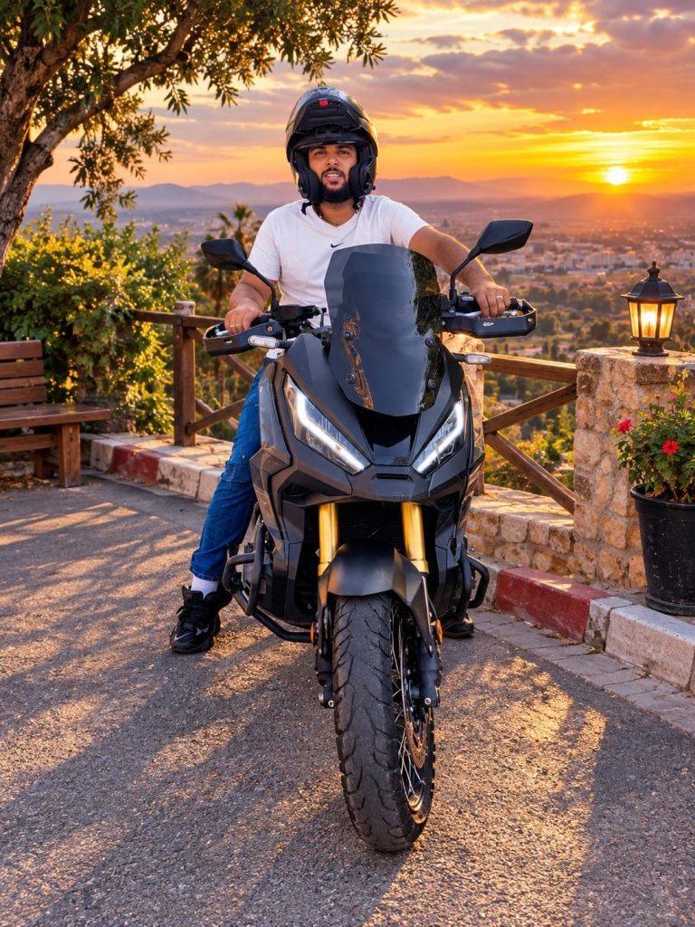 Motard sur Honda X-ADV au coucher du soleil, location moto à Marrakech