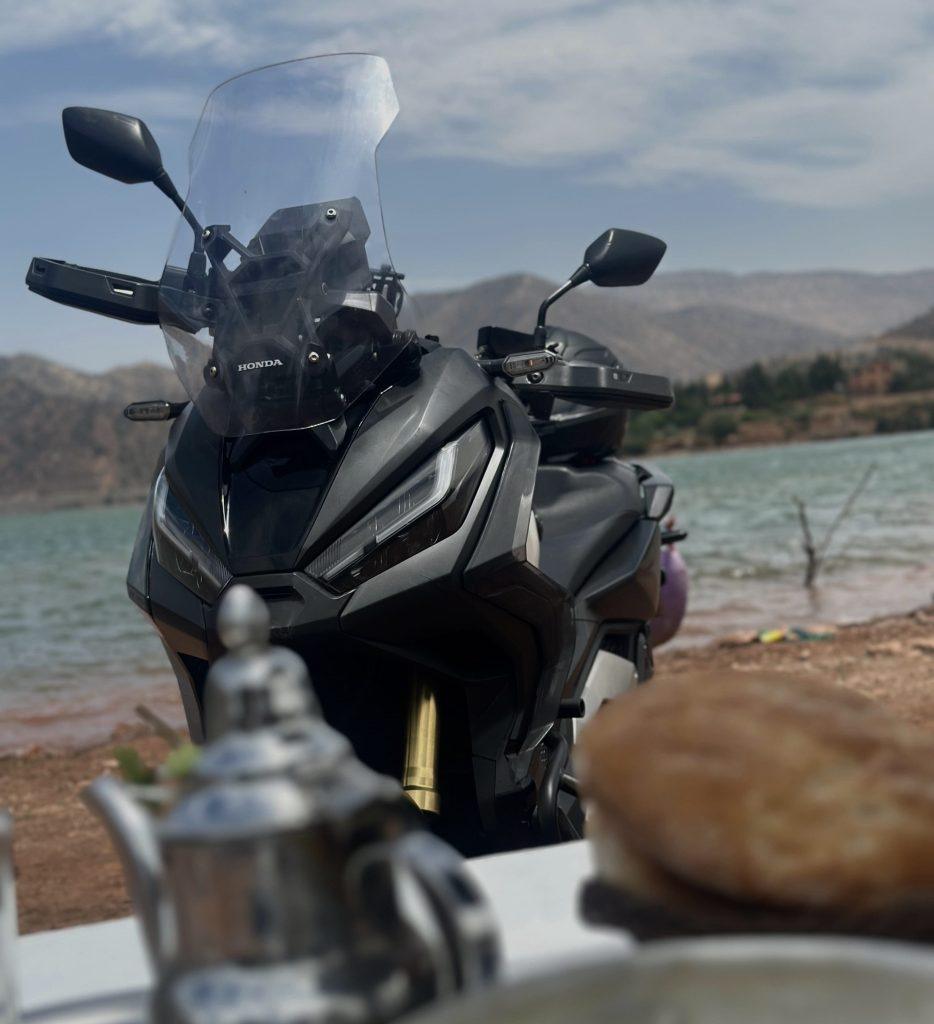 Honda X-ADV au bord d'un lac avec un thé à la menthe, road trip moto au Maroc